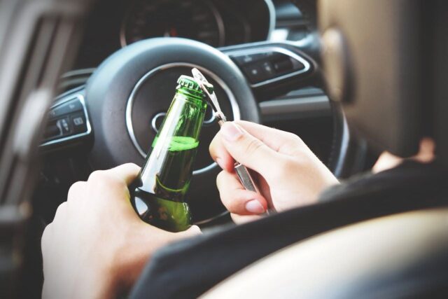 Jazda pod wpływem alkoholu a odpowiedzialność karna: co grozi za wypadek po pijanemu?