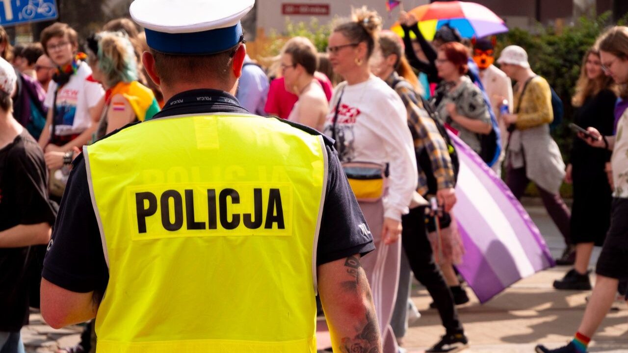Przestępstwo naruszenia nietykalności cielesnej funkcjonariusza (art. 222 kk). Na czym polega i jaka grozi za to kara?